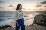 gerar a imagem da Roberta, mulher de 45 anos traços indigenas de clase média alta de frente para o mar